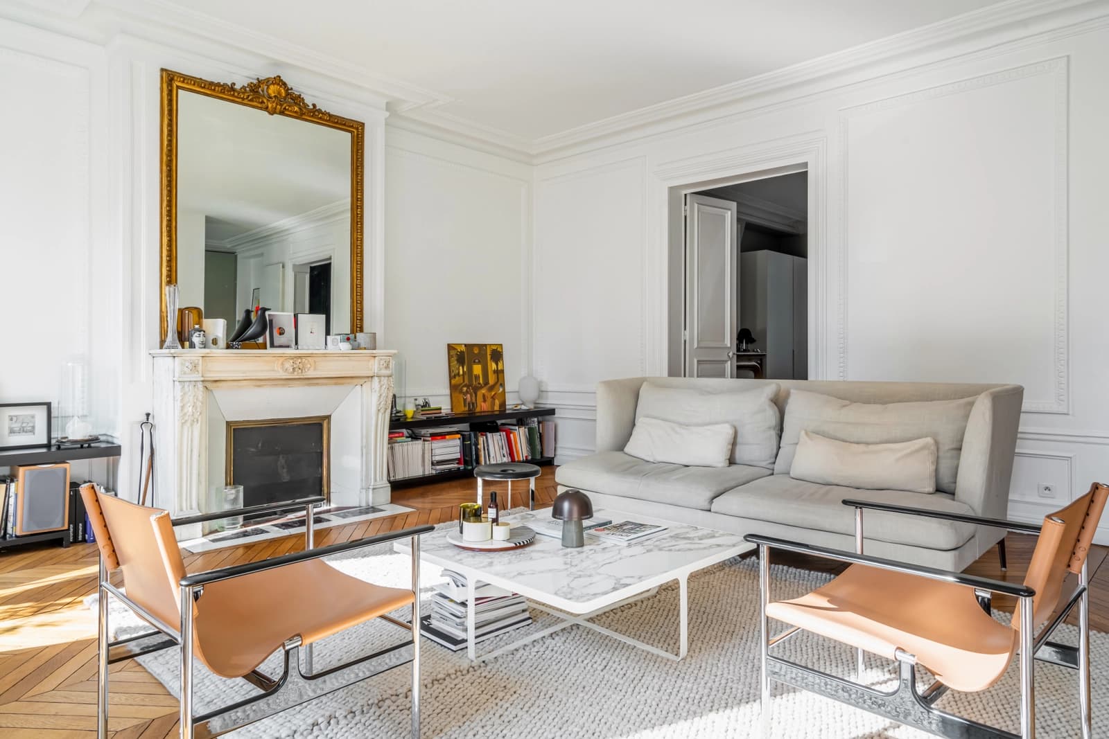 Salon dans Appartement haussmannien d'une grande luminosité - 1
