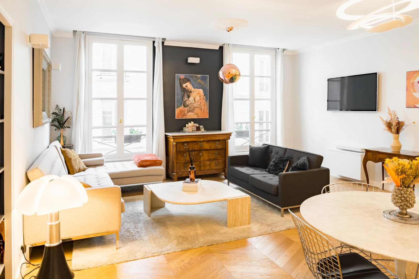 Salon dans Appartement design en plein centre, une perle rare - 1