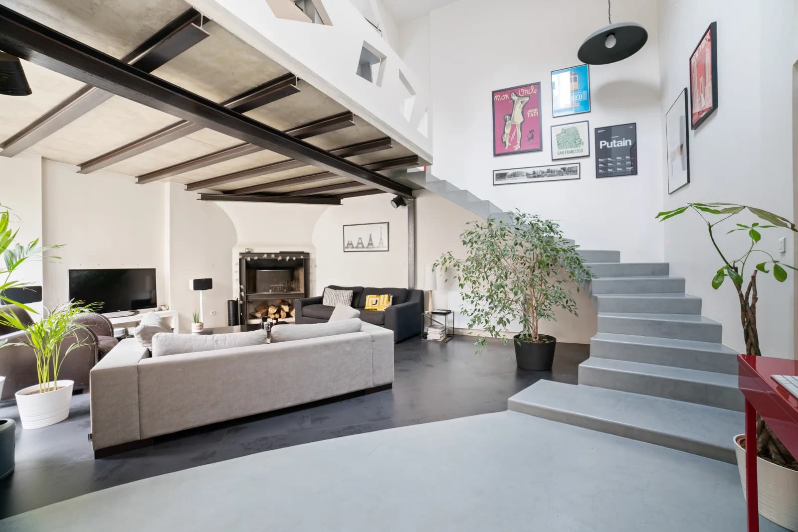 Salon dans La campagne en ville: maison de charme et son jardin - 1