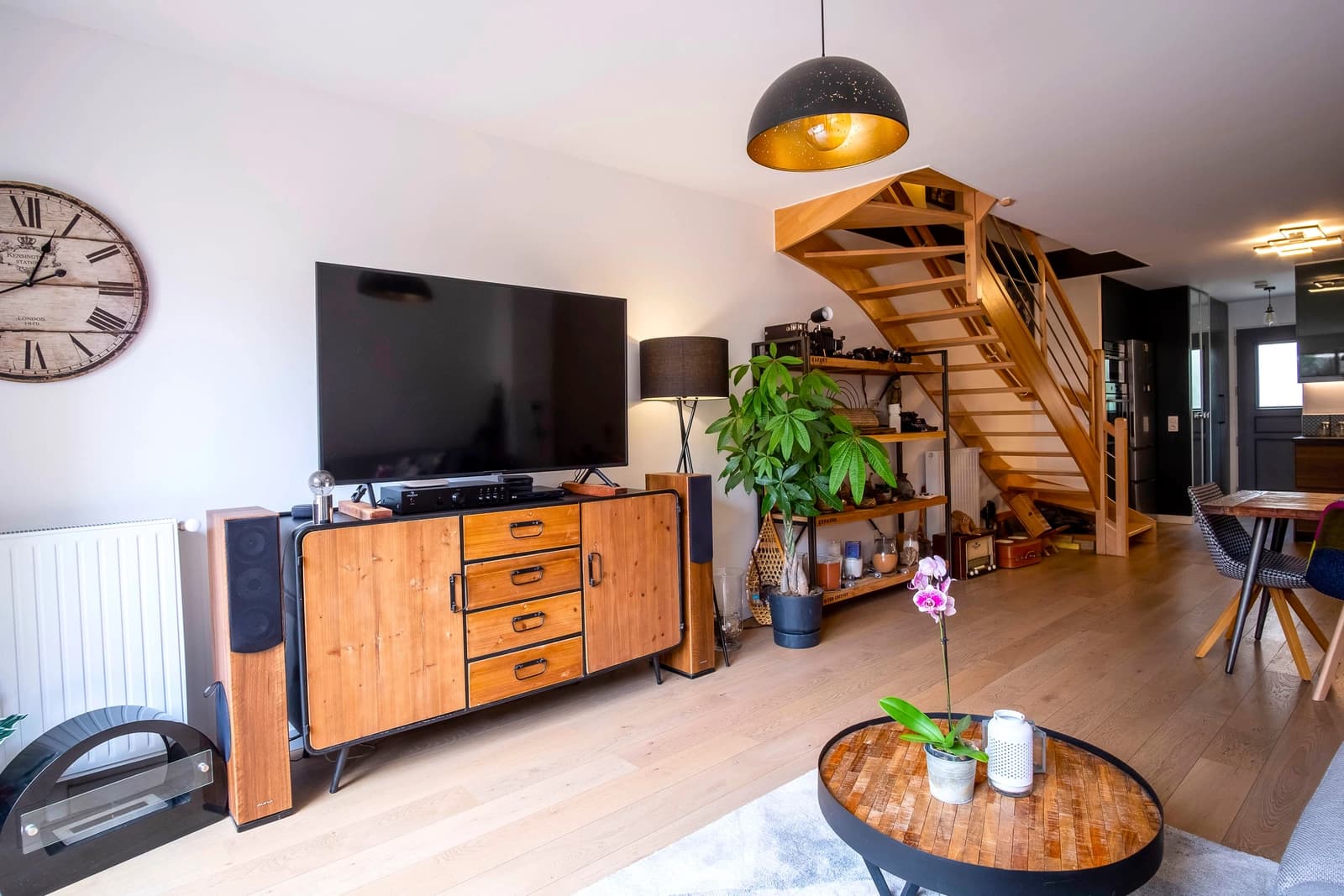 Kitchen in Designer house with garden - 1