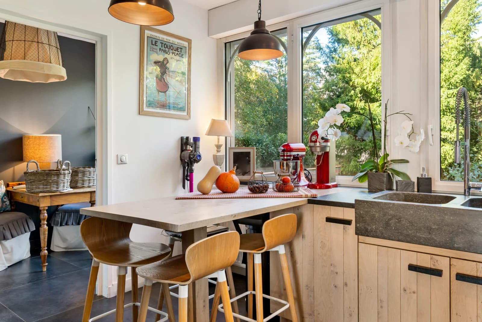 Kitchen in English-style country house - 1