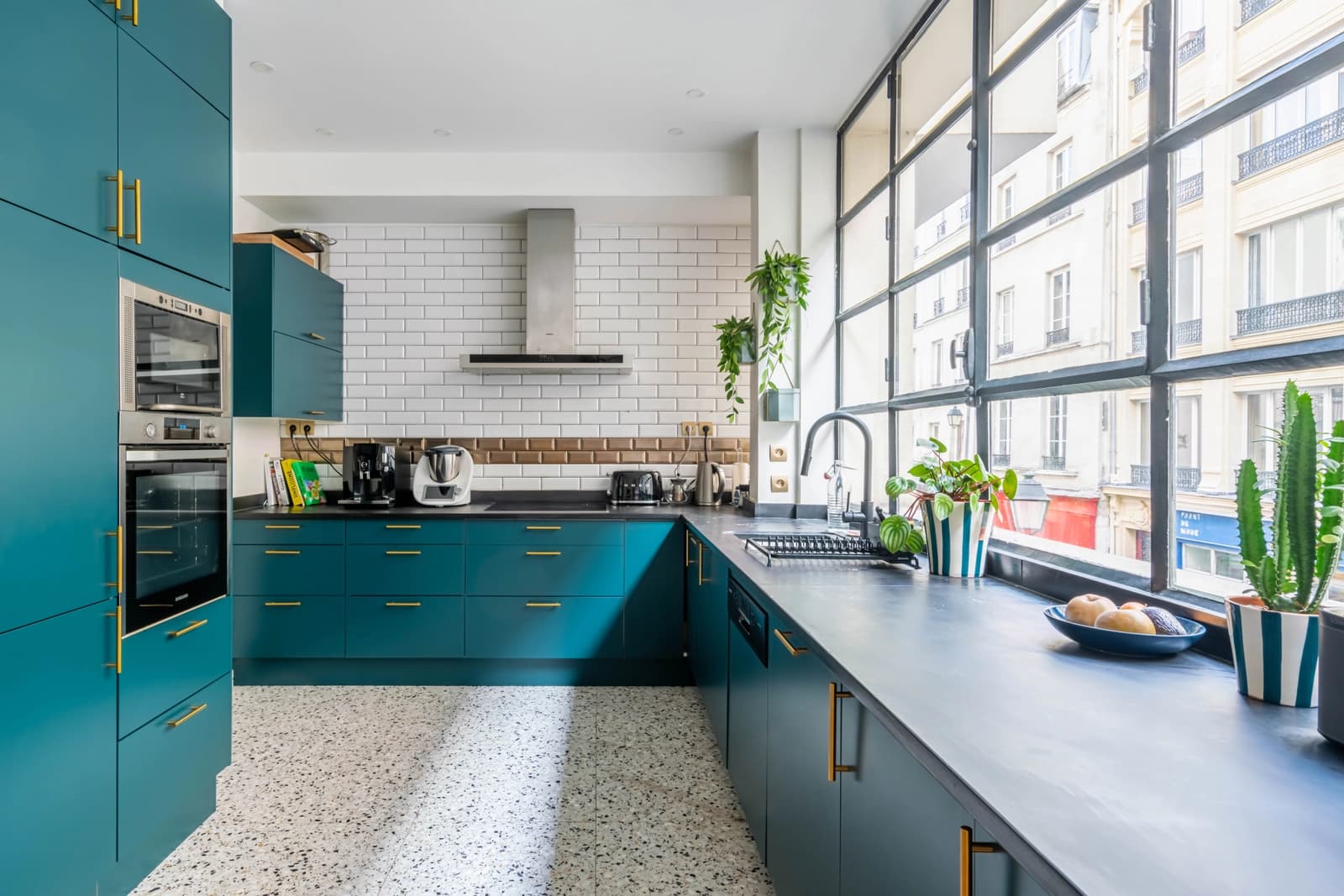 Cuisine dans Grande pièce de vie - Style cosy et contemporain - 1
