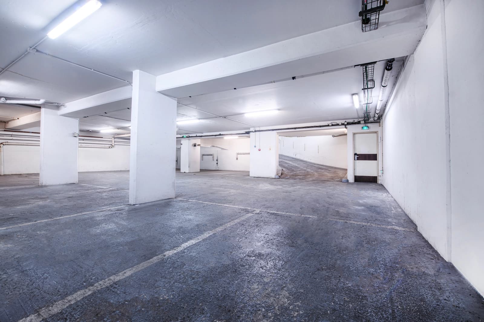 Espace Espace de type parking pour présentations et défilés - 2