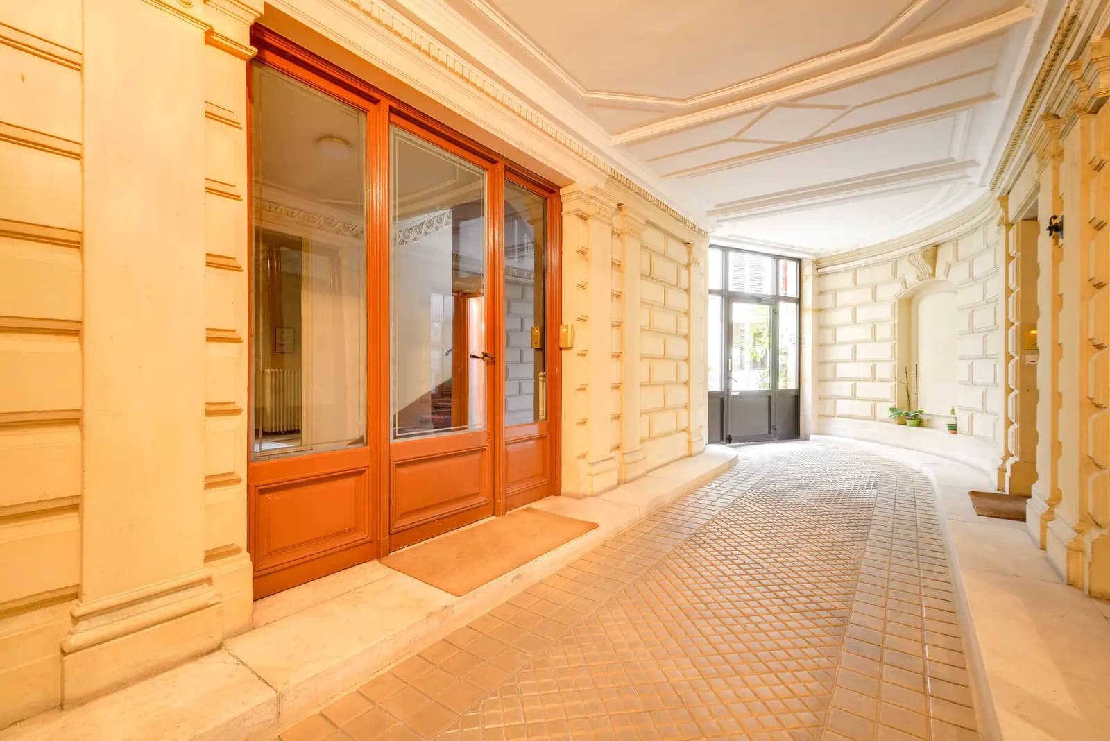Salon dans Élégant appartement Haussmannien au cachet préservé - 1