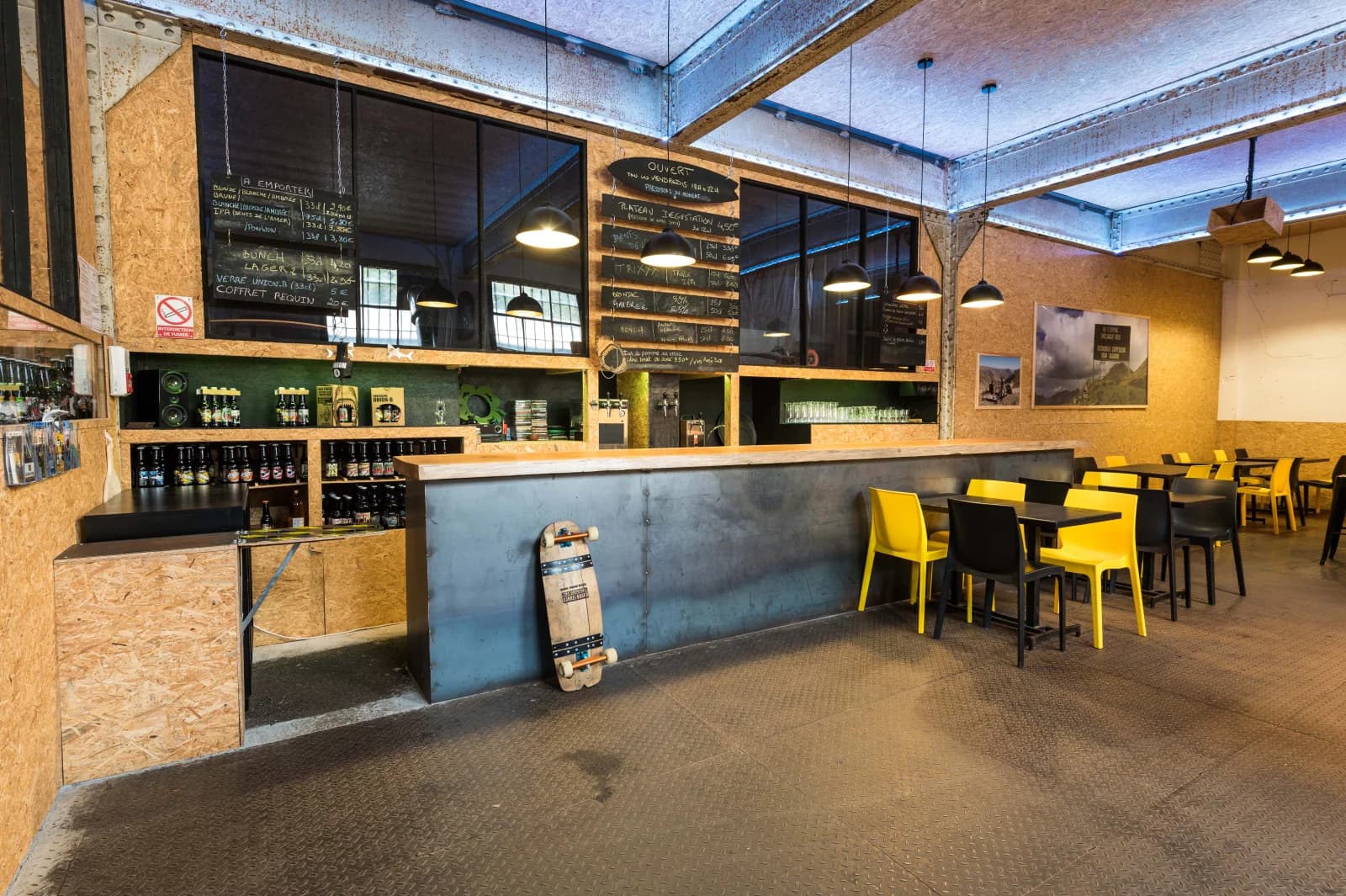 Salle de réunion dans Bar au design industriel, ambiance unique et branchée - 1