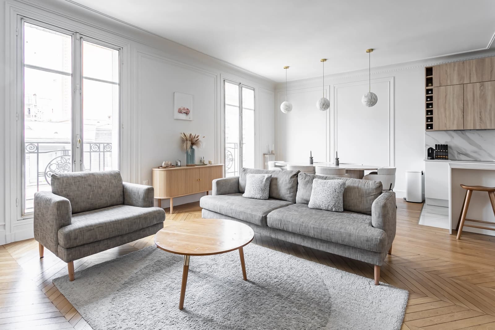 Salon dans Appartement parisien très lumineux au design épuré - 1