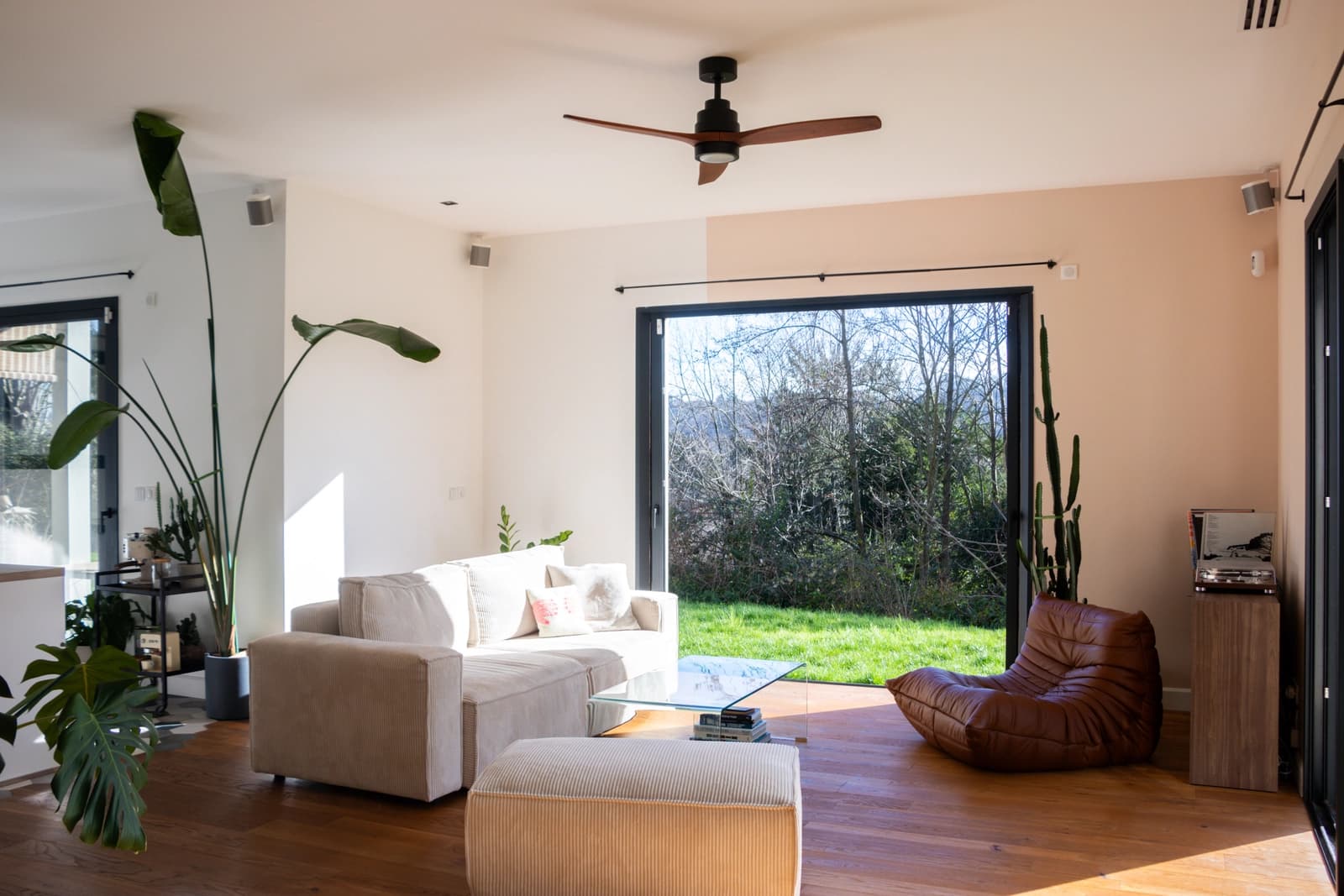 Espace Maison contemporaine avec jardin moderne - 2