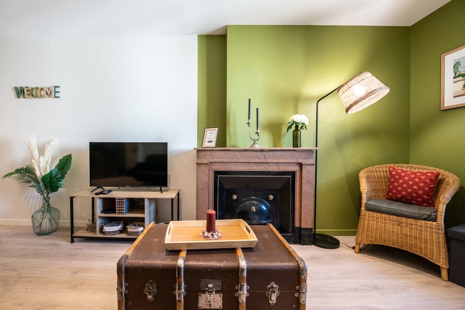 Salon dans Le Vertige: un appartement au design actuel et chic - 1