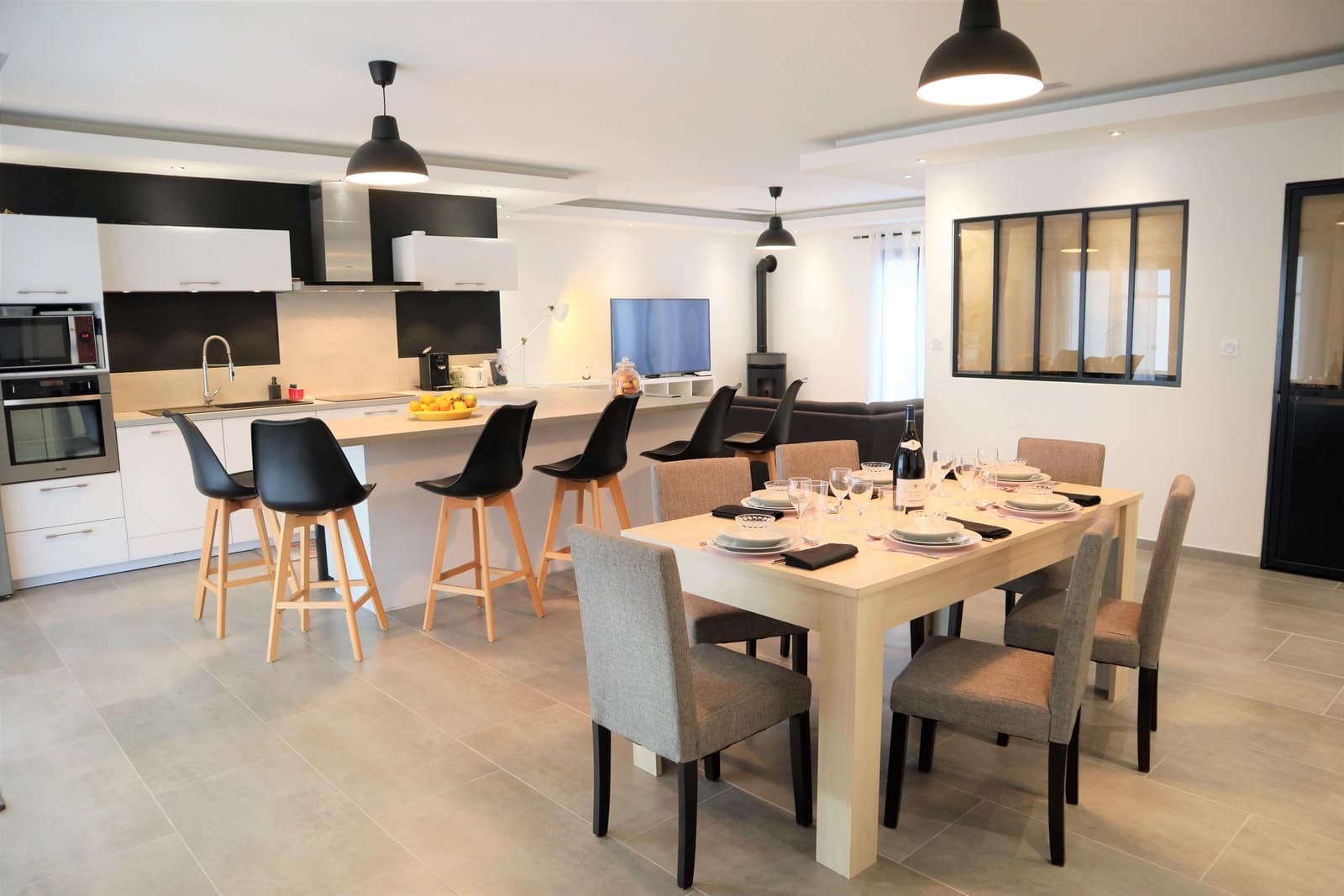 Maison neuve avec une vaste et conviviale pièce de vie