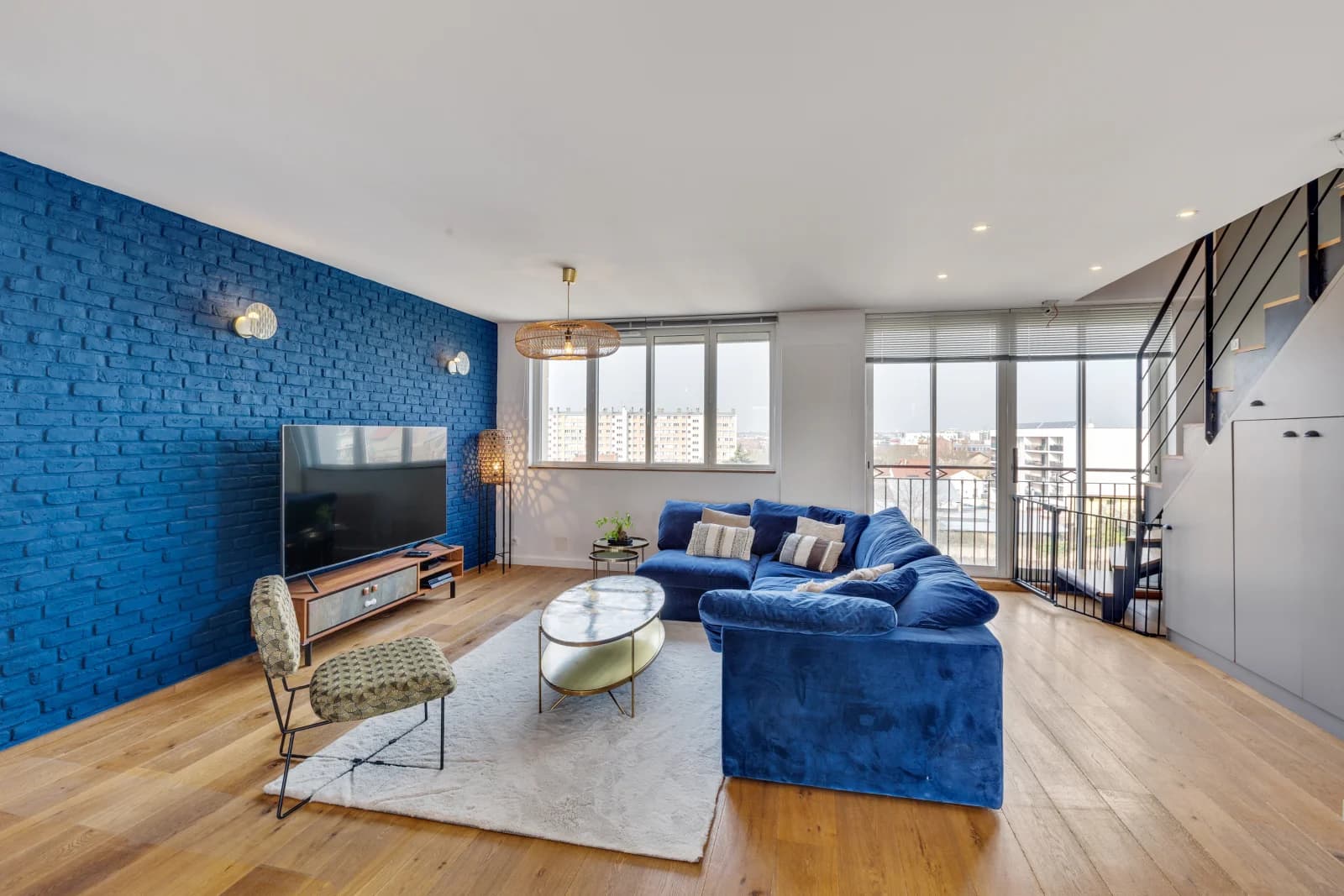 Salon dans Magnifique duplex lumineux, un espace de vie unique - 1