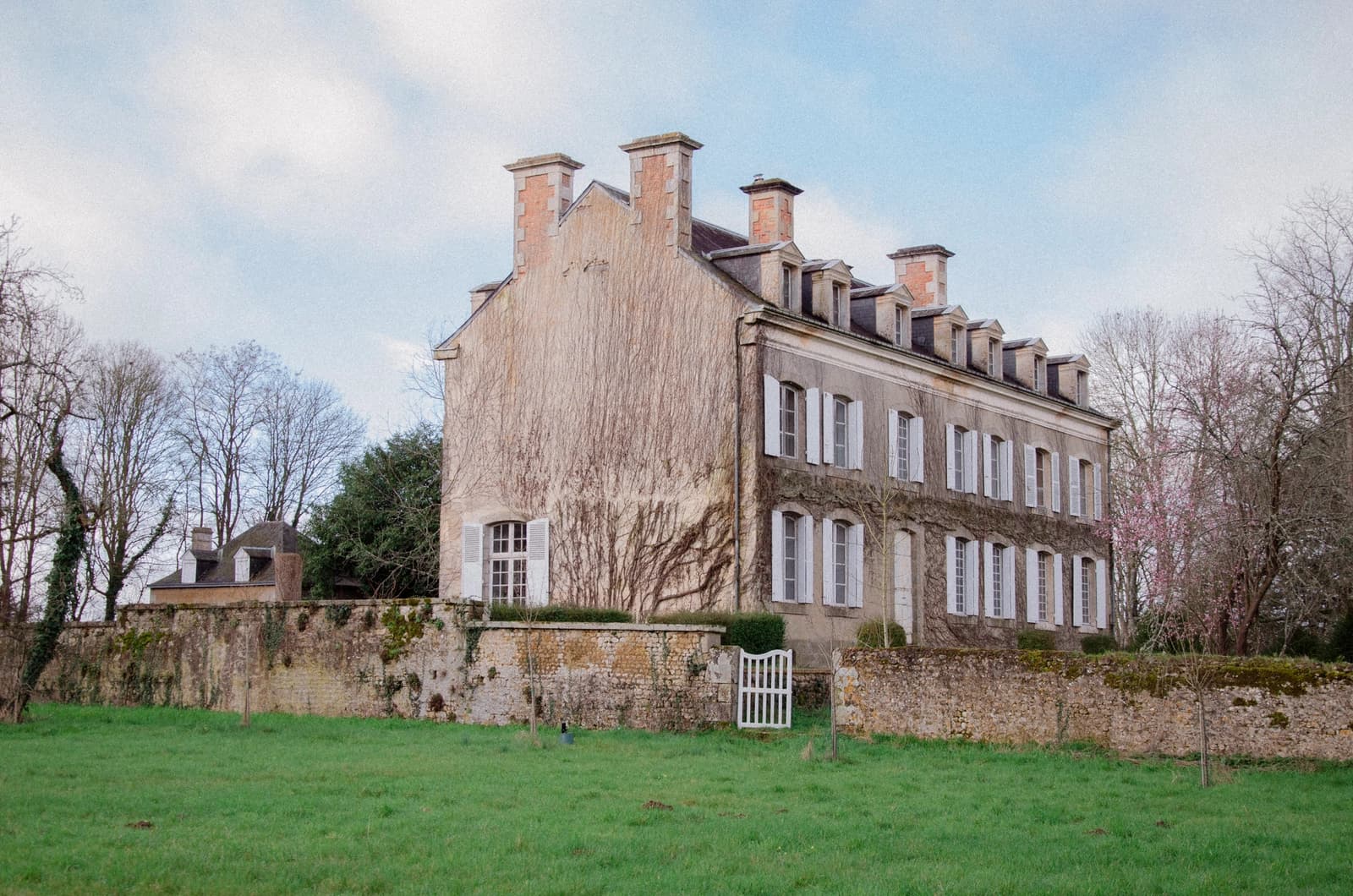 Space 18th-century manor house in its original state - 1