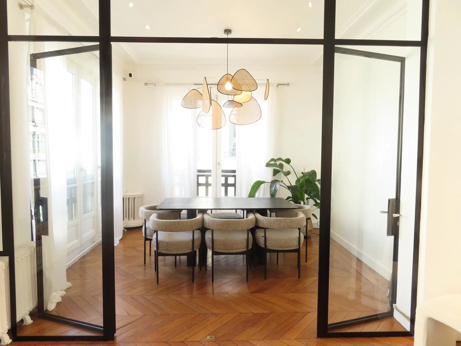 Space Bright Haussmanian apartment listed building - 2