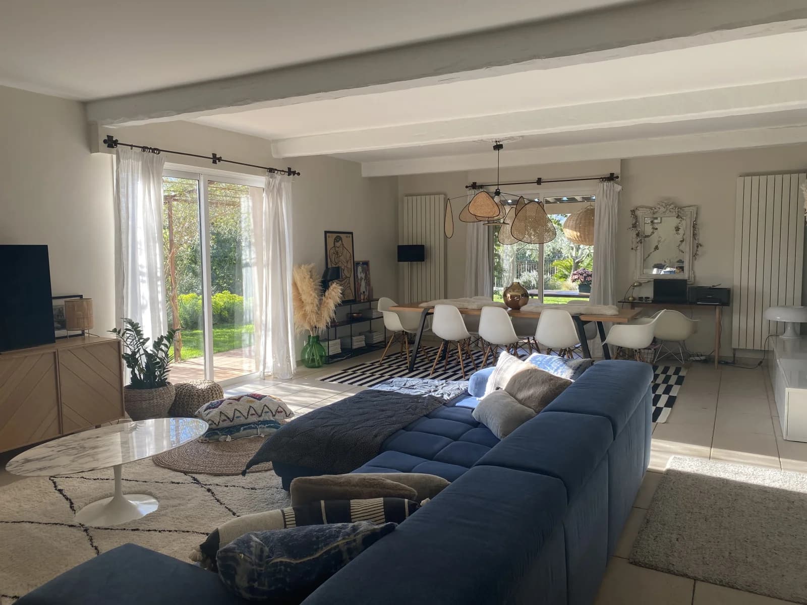 Living room in Cosy house landscaped garden swimming pool - 1