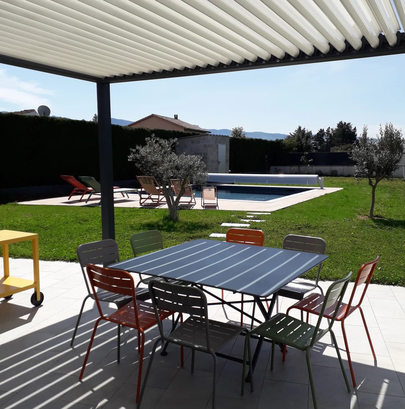 Meeting room in Garden and pool of a contemporary house - 1