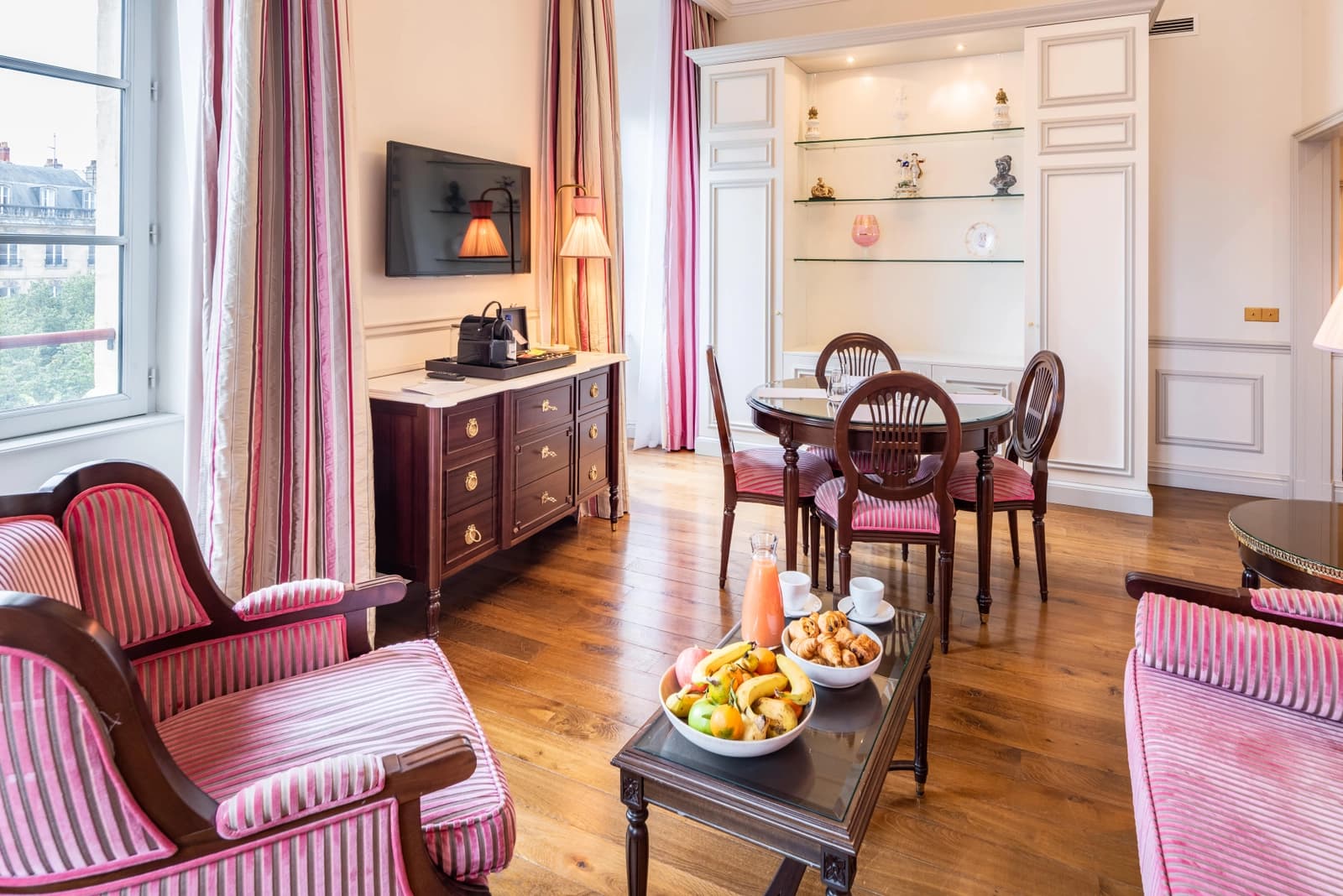 Living room in Marie-Antoinette Suite - 1