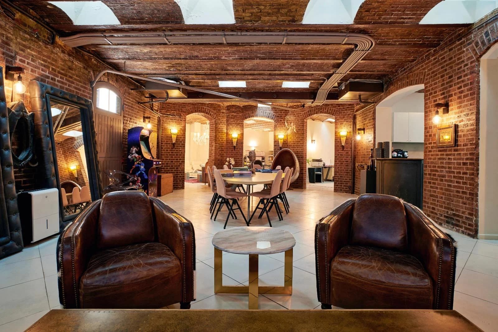 Space Former stables renovated into a modern space - Avenue Foch - 1