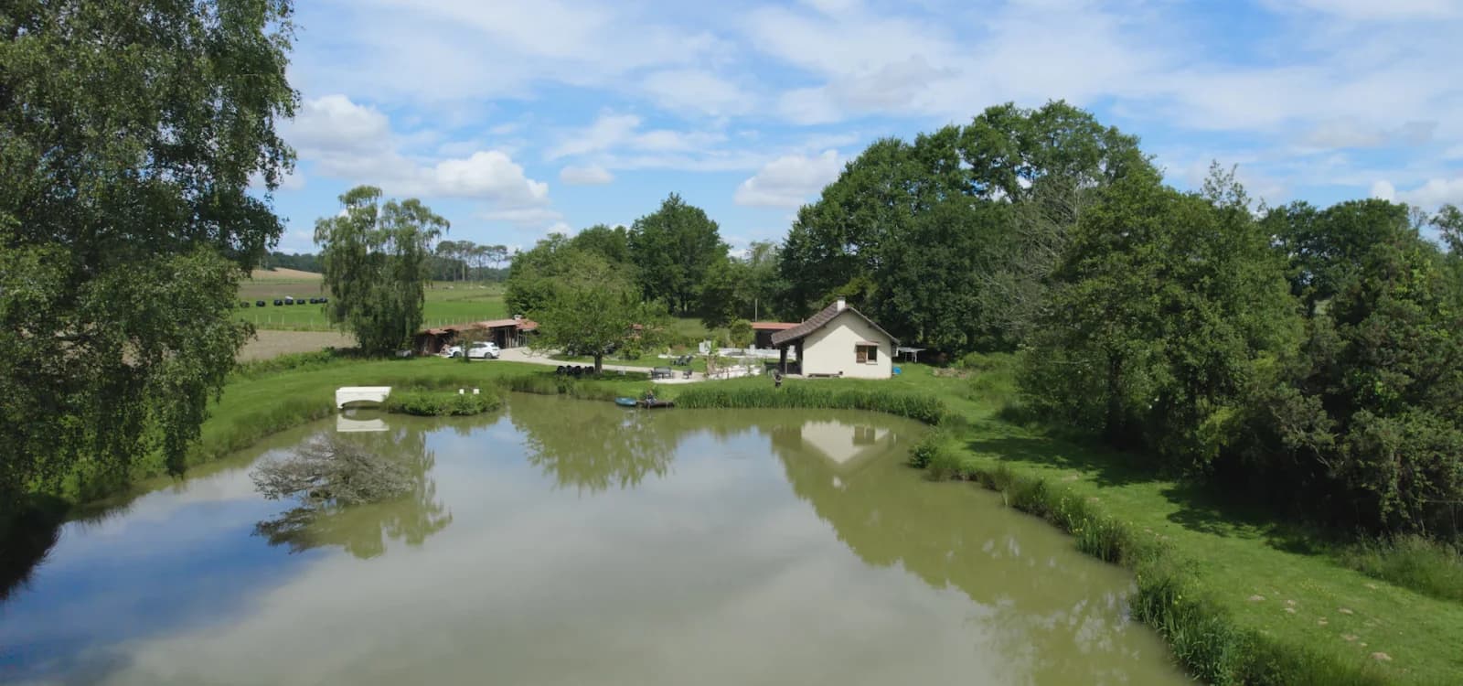 Meeting room in house with swimming pool and private fishing pond - 1