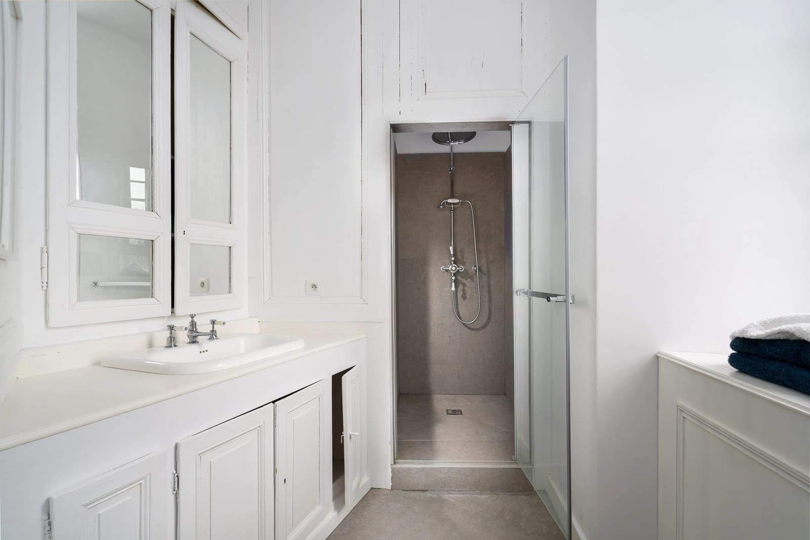 Salle de bain dans Le Château: un domaine majestueux chargé d'histoire - 1