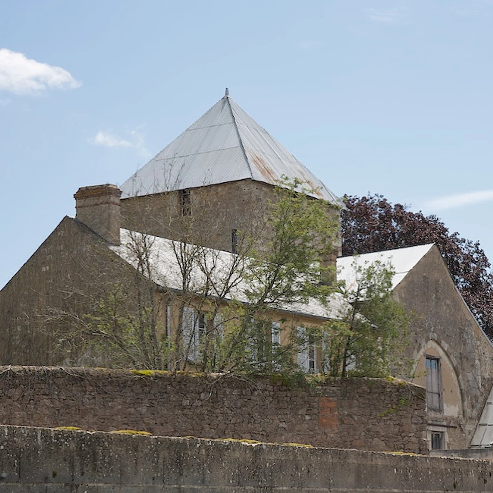 Salle de réunion dans Ancienne abbaye romane du XIIe siècle, lieu historique - 0
