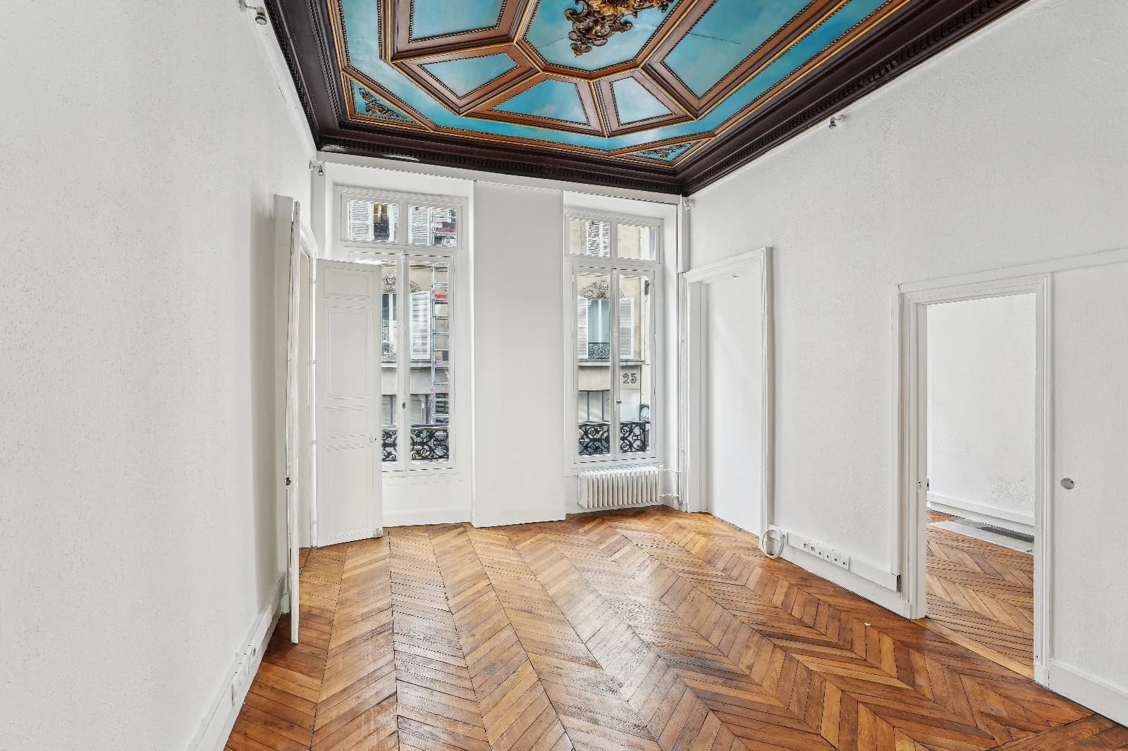 Space Haussmann-style apartment with high ceilings and parquet flooring - 3