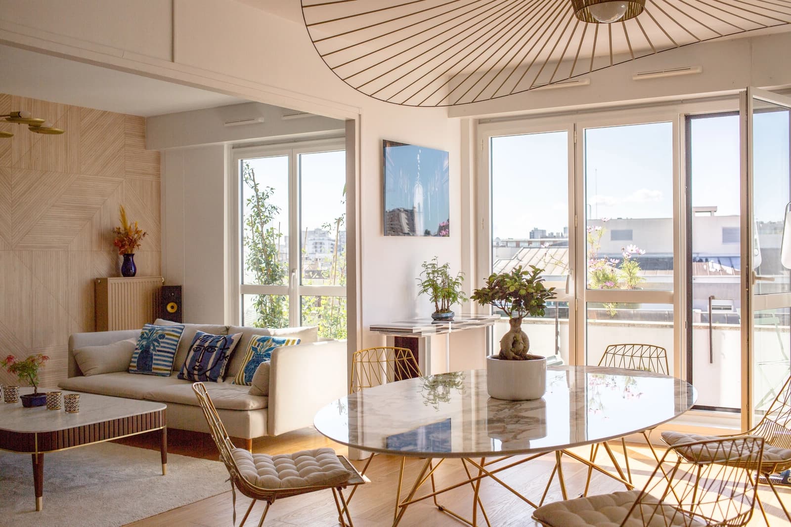 Salon dans Appartement design avec balcon et vue dégagée - 1
