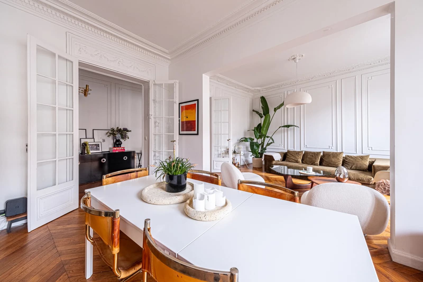 Space Haussmannian apartment overlooking tree-lined square - 3
