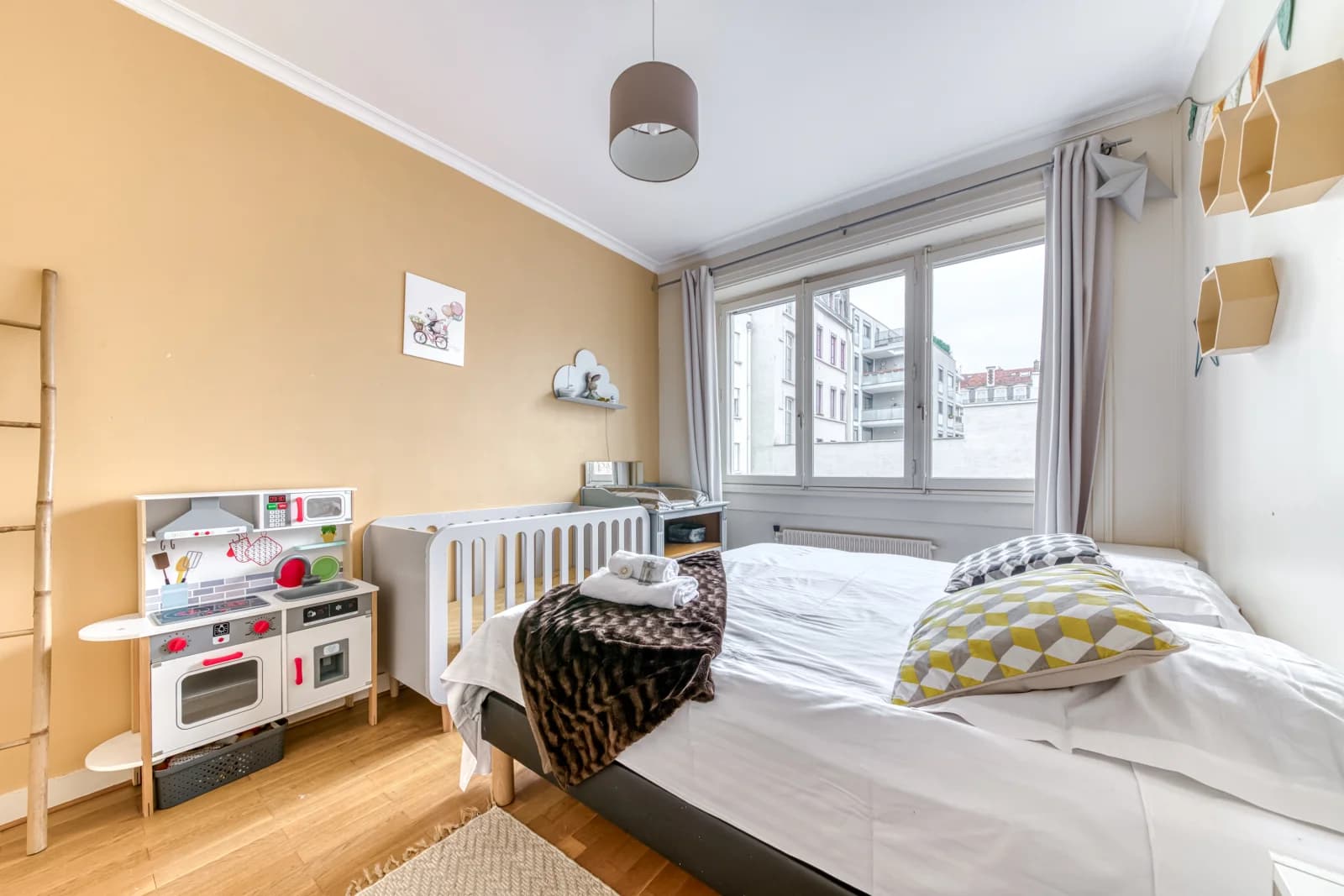 Space 70s bourgeois apartment - 4