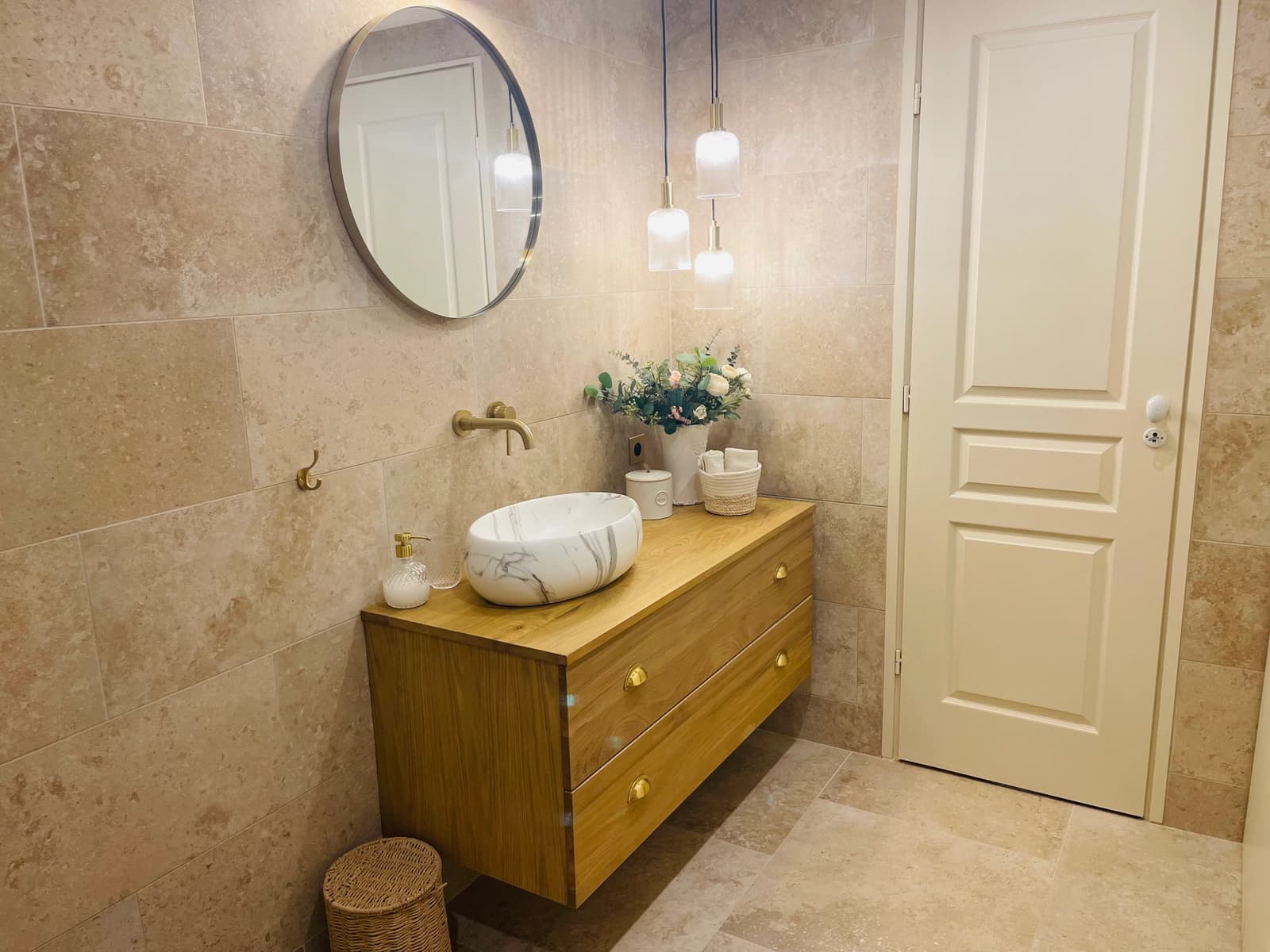 Salle de bain dans Lieu de détente avec panorama sur jardin et piscine - 1