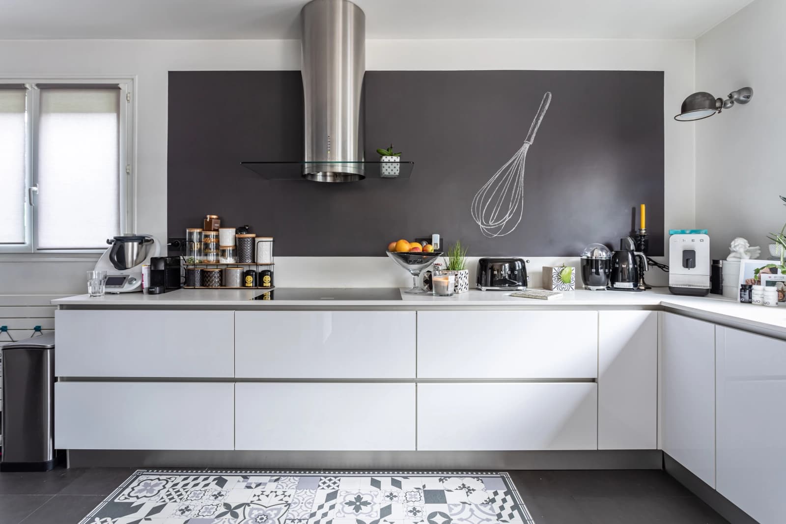 Kitchen in Spacious, bright American house - ideal for film shoots. - 1