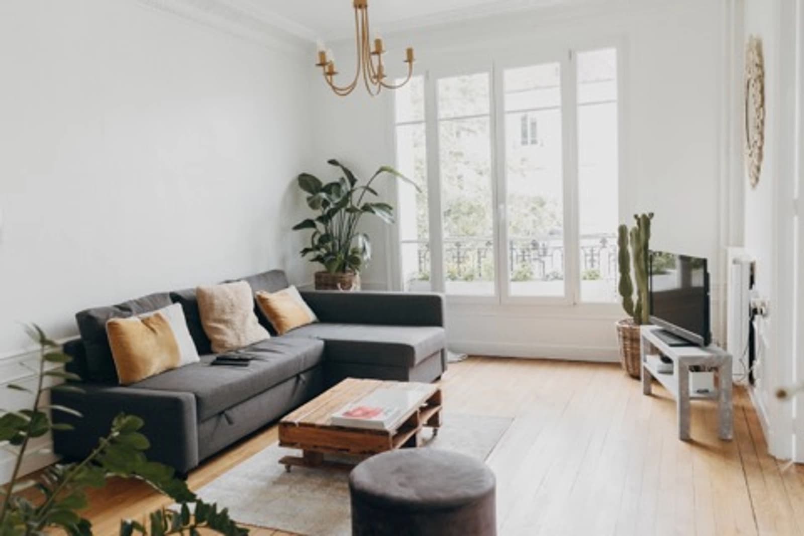 Living room in Warm and bright Haussmann apartment - 1
