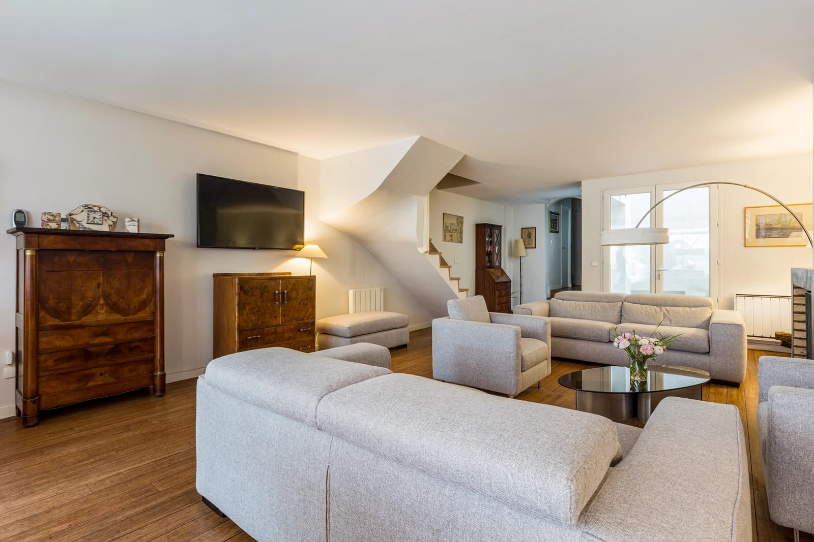 Salon dans Rueil-Malmaison: maison à l'esprit "Loft" et design - 1