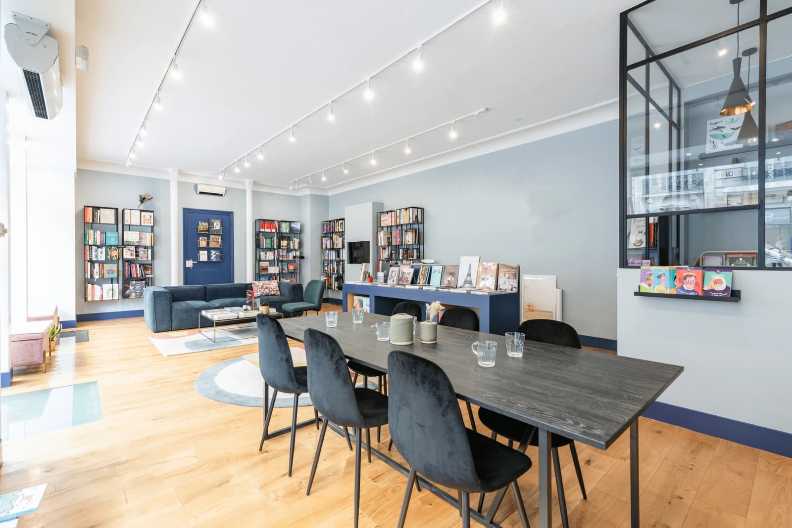 Salle de réunion dans Appartement littéraire: un refuge pour les amoureux des mots - 0