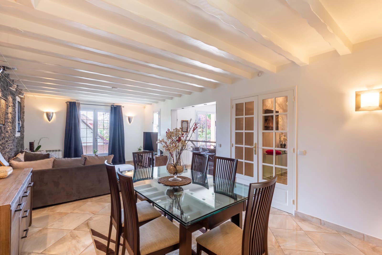 Salle de réunion dans Maison avec Terrasse et Jardin, un havre de calme - 1