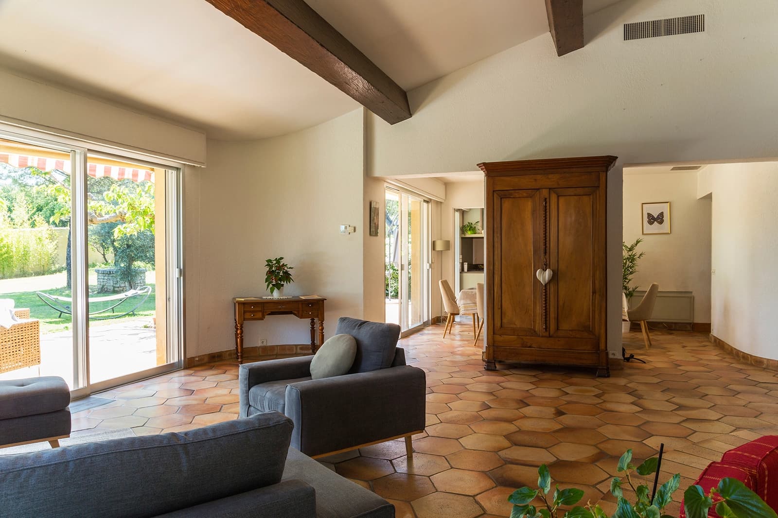 Salon dans Au coeur des vignes de Provence, un mas authentique - 1