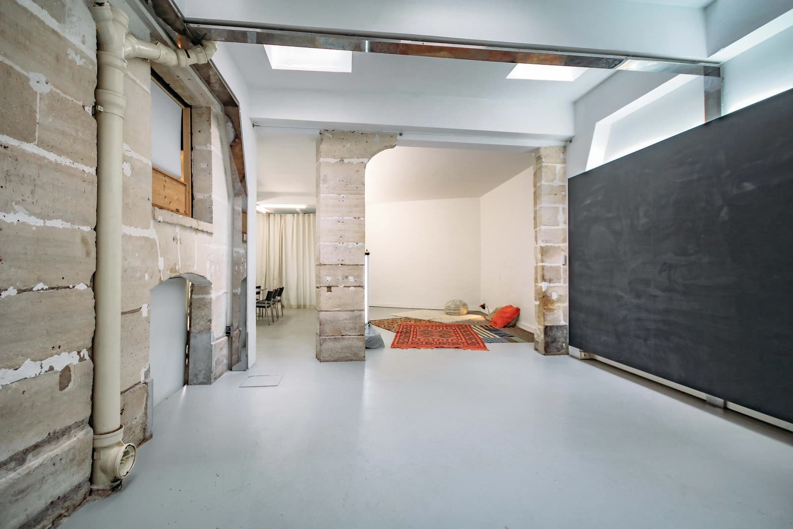Living room in Loft Brut in the Haut-Marais - 1
