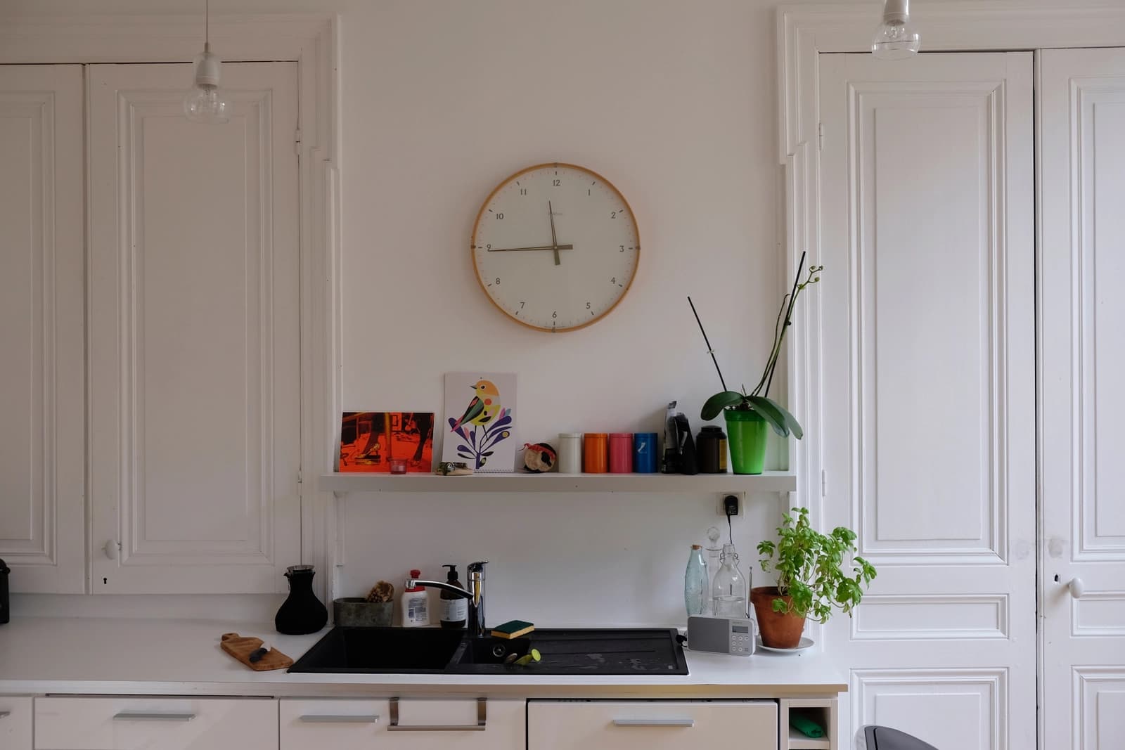 Cuisine dans Appartement clair à la décoration artistique et inspirante - 1