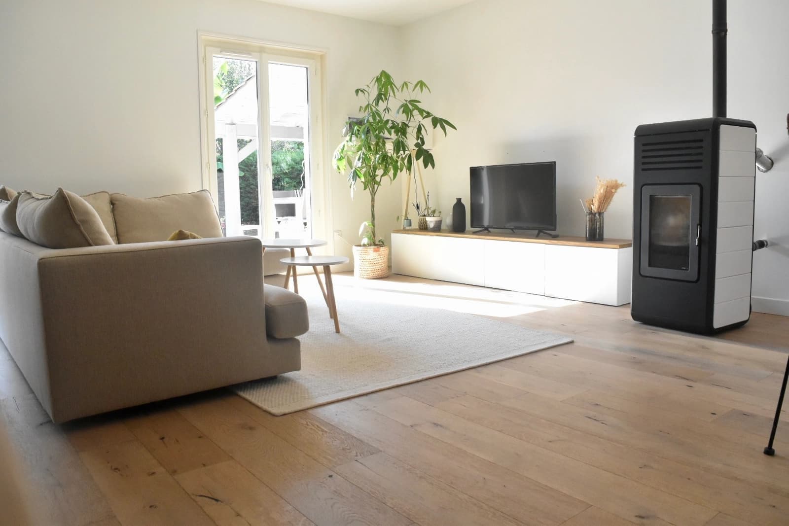 Salon dans Près de Lyon: maison avec terrasse et piscine privée - 1