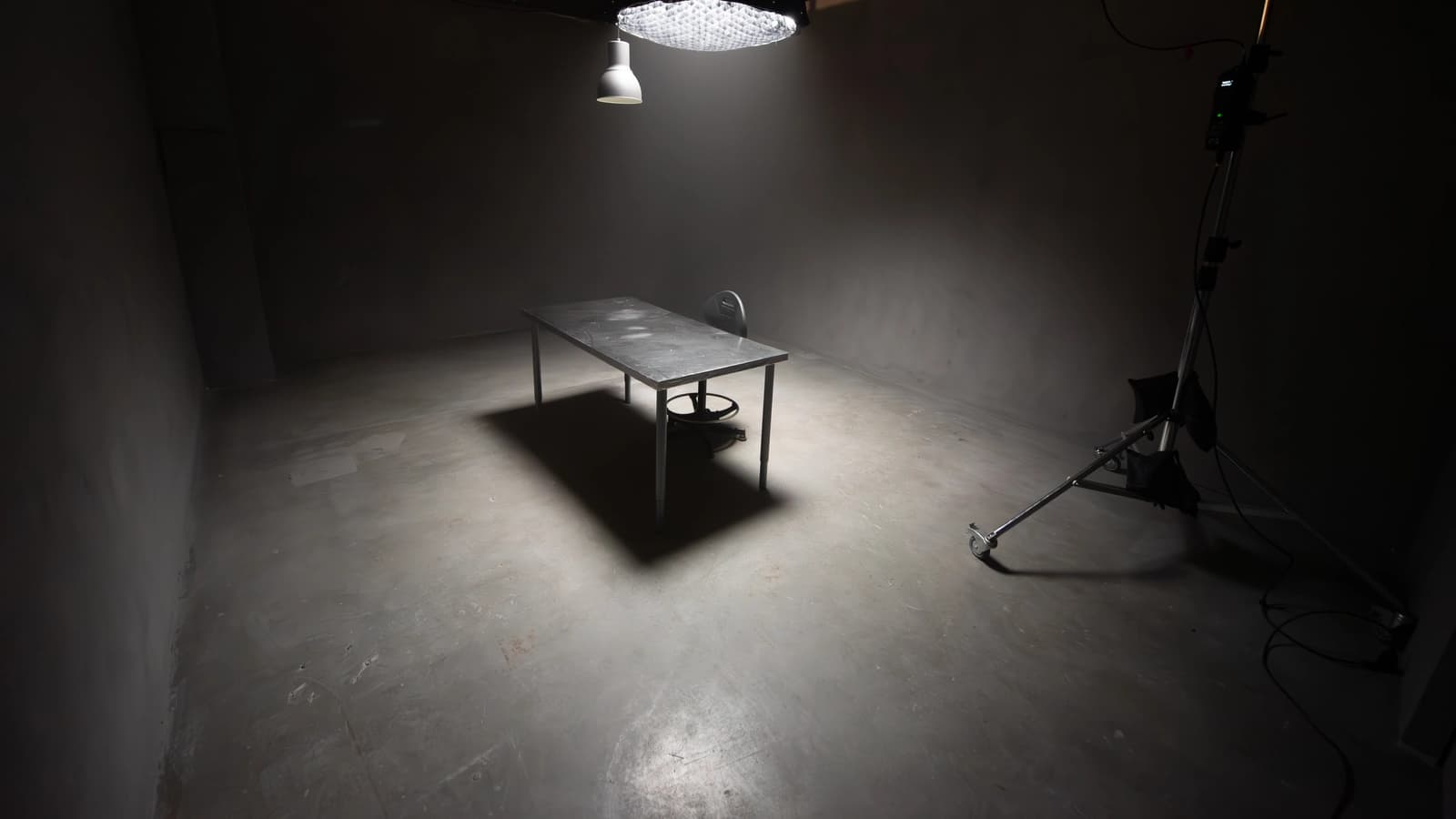 Espace Décor salle d’interrogatoire en studio - 1