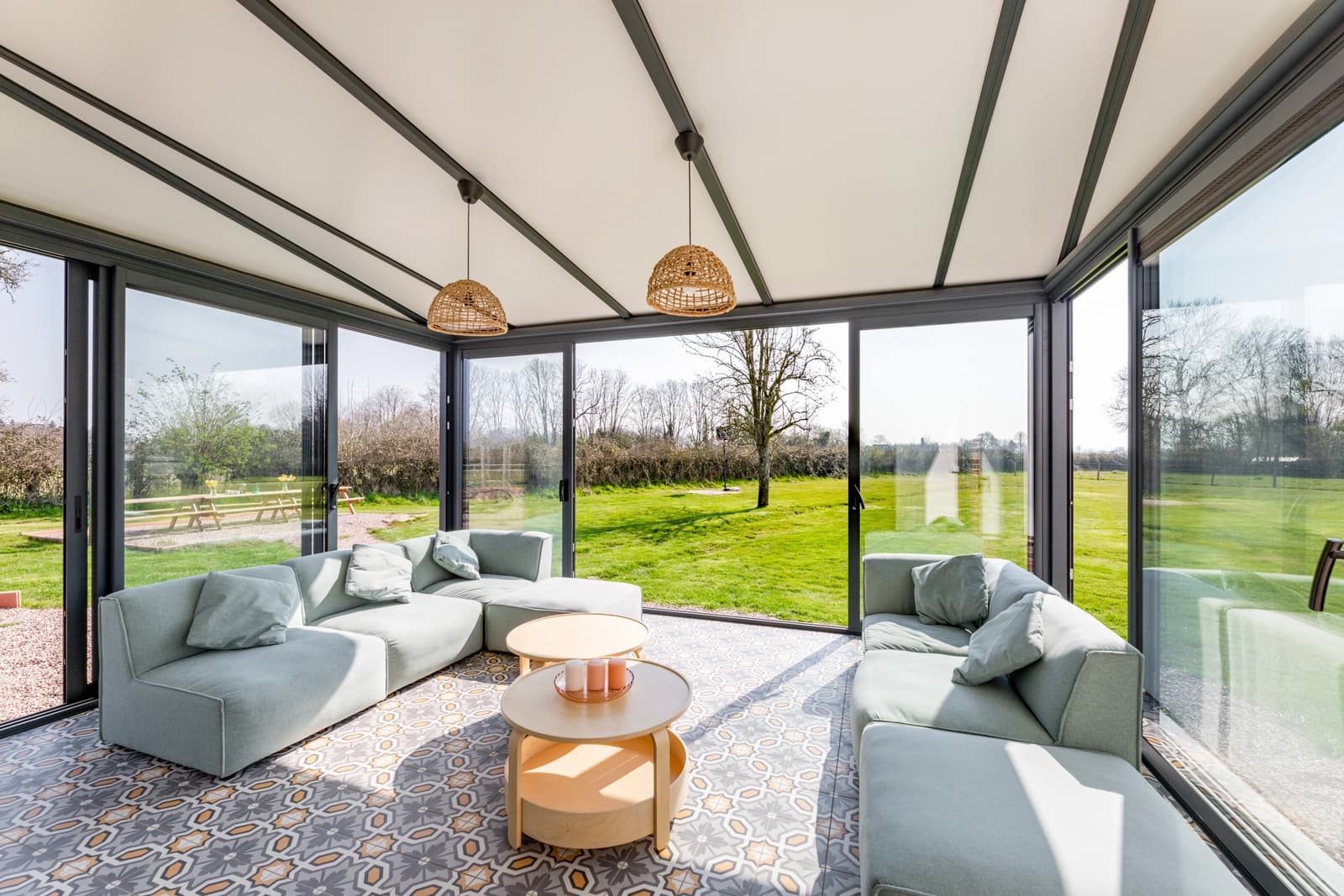 Salon dans Vaste demeure rurale avec verrière et jardin luxuriant - 1