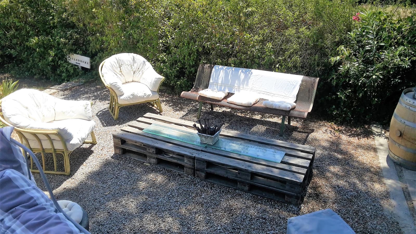 Salon dans Espace extérieur avec jardin, piscine et cuisine estivale - 1