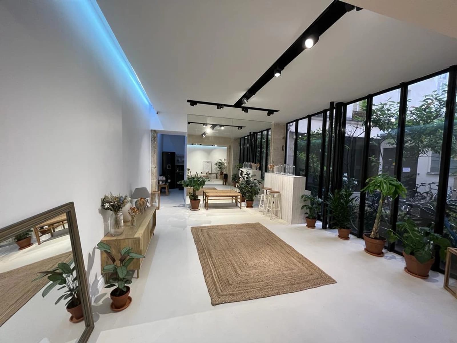 Salon dans Le Marais: espace de présentation clair et inspirant - 1