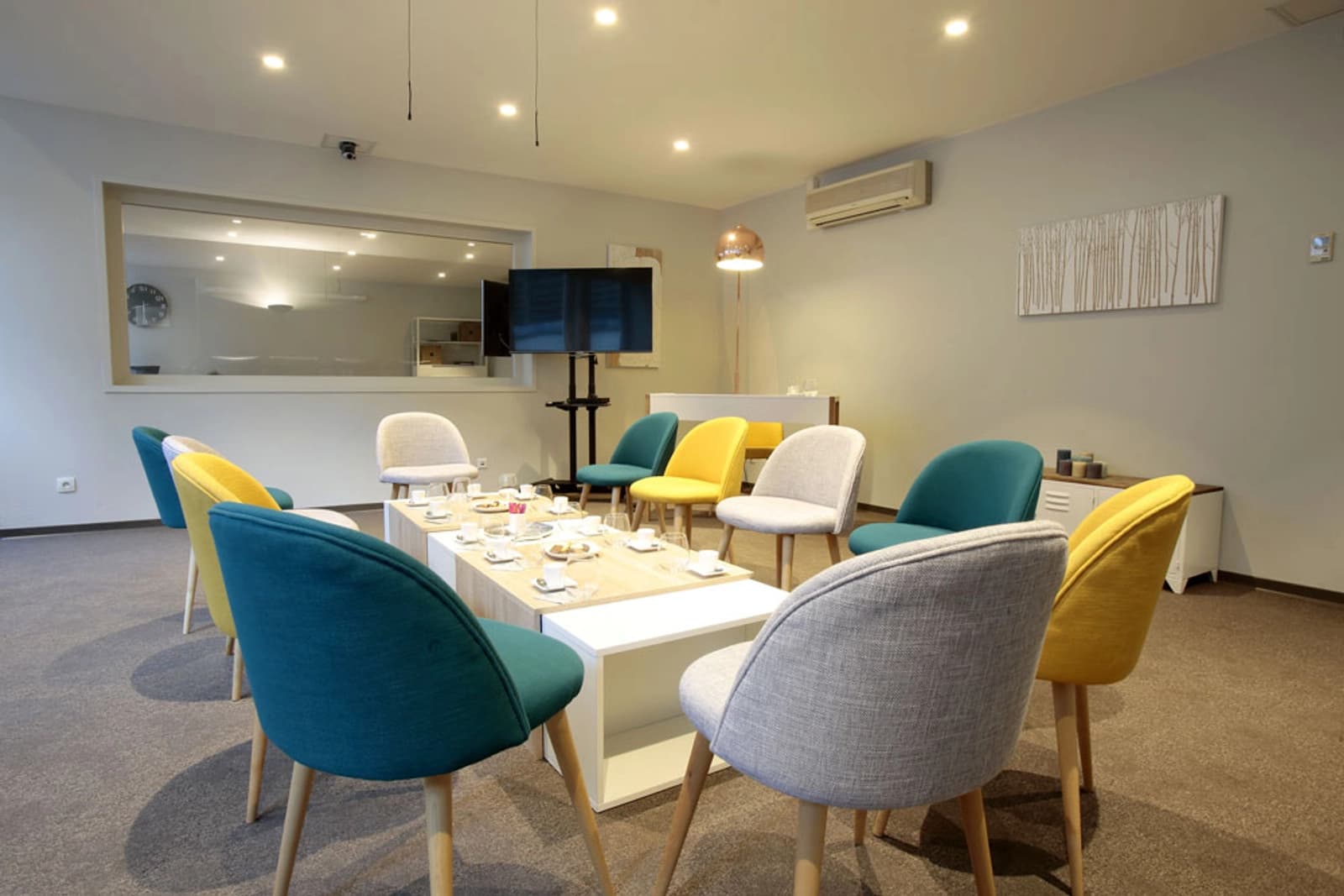 Salle de réunion dans Lille: espace polyvalent pour rencontres et créativité - 1