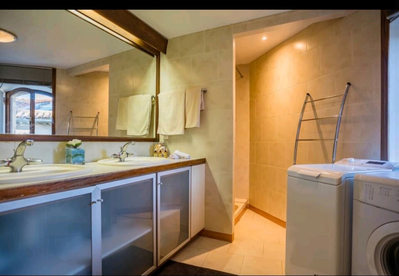 Salle de bain dans La Table de Notre Dame: maison atypique - 1