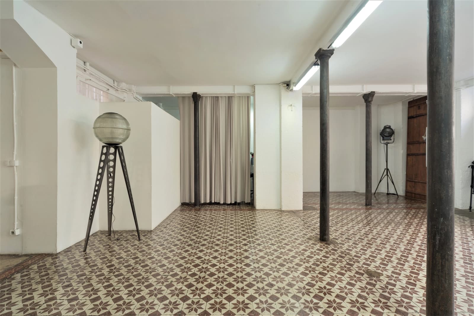 Salon dans Espace polyvalent esprit atelier ou loft contemporain - 1