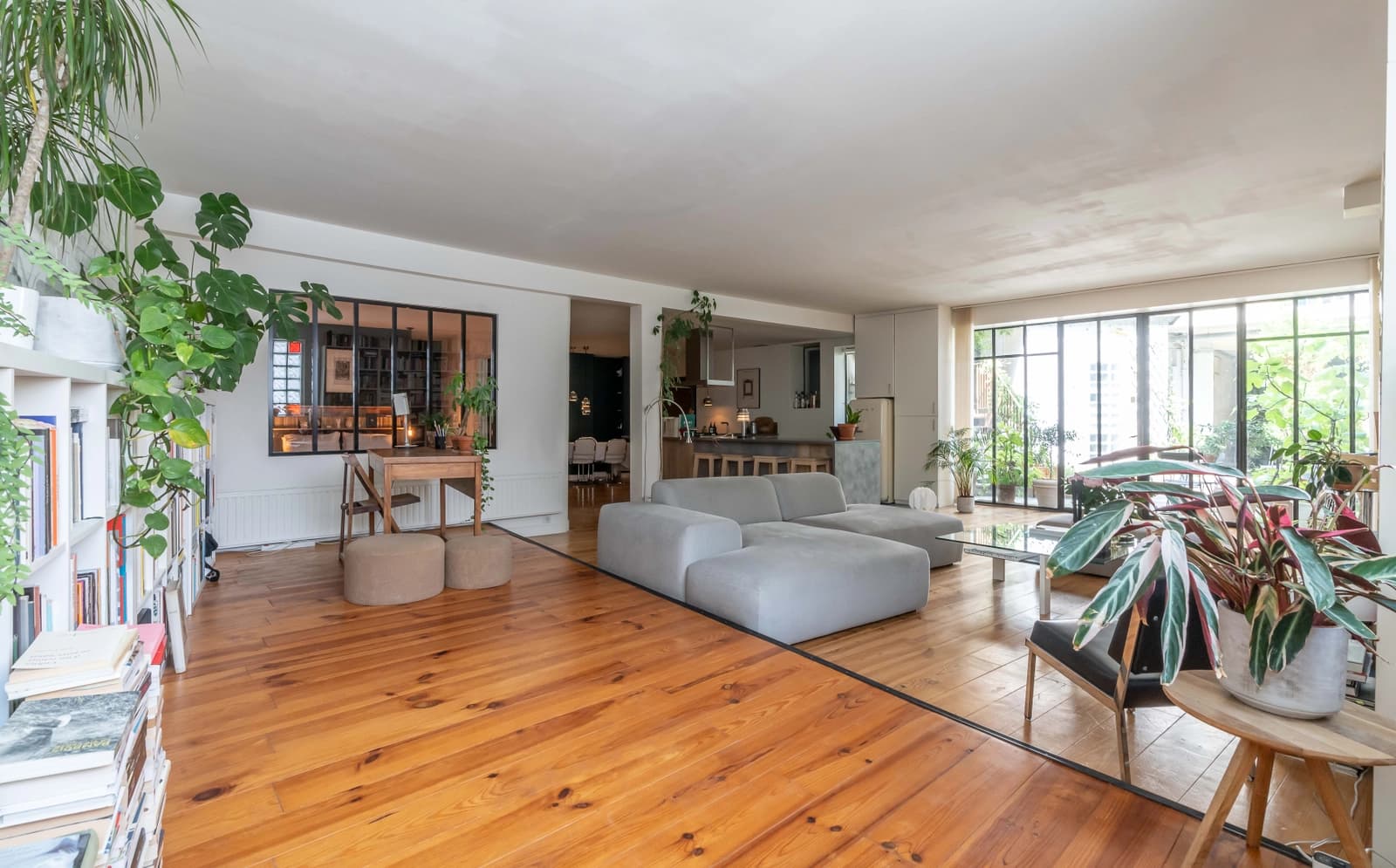 Salon dans Élégant loft à Montreuil avec grande bibliothèque - 1
