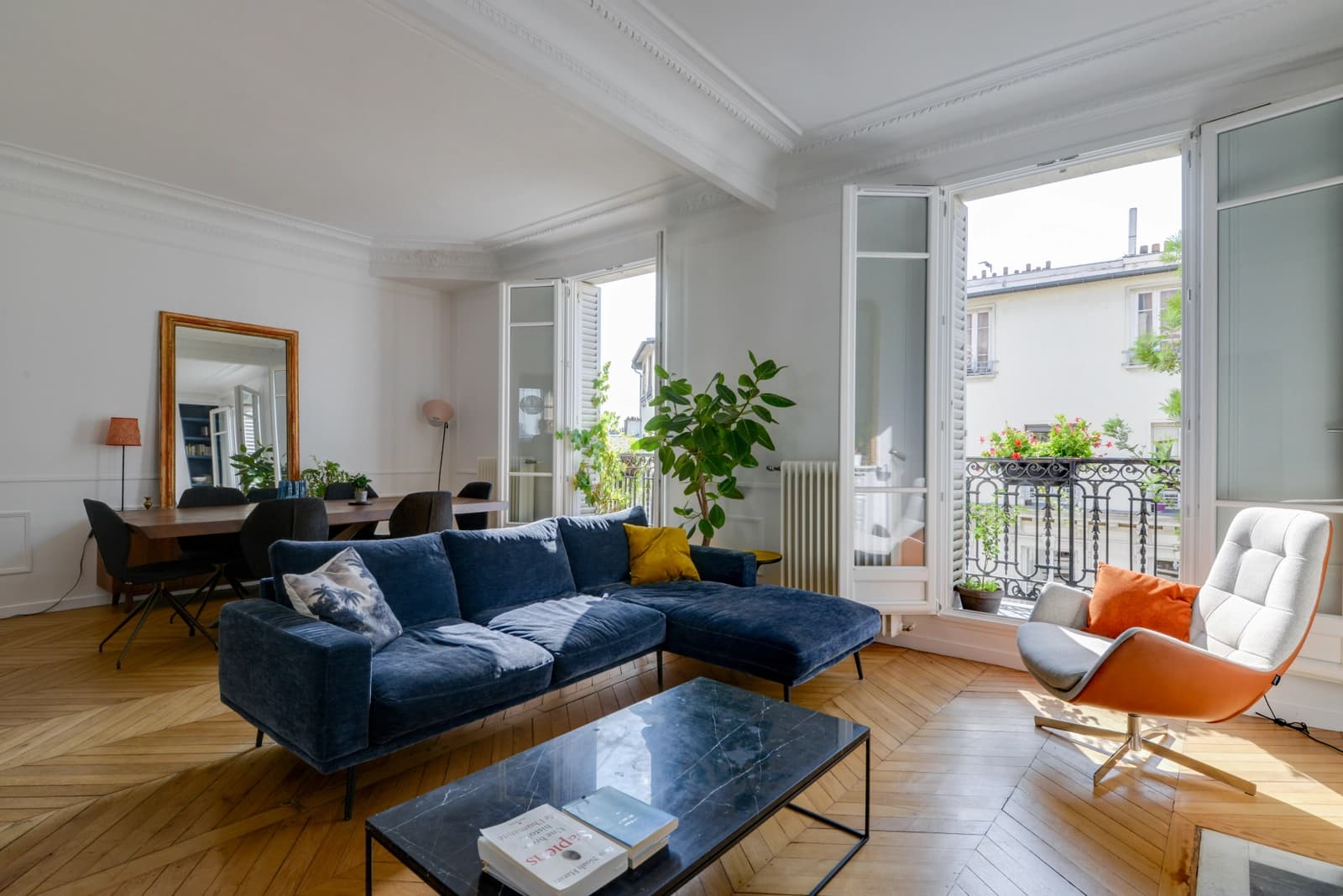 Salon dans Bel appartement alliant charme Haussmannien et design - 0