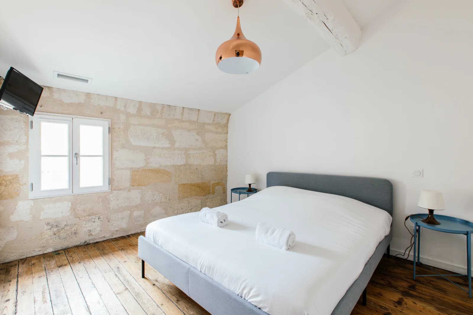 Chambre dans Volumes généreux, alliance de modernité et d'esprit rétro - 1