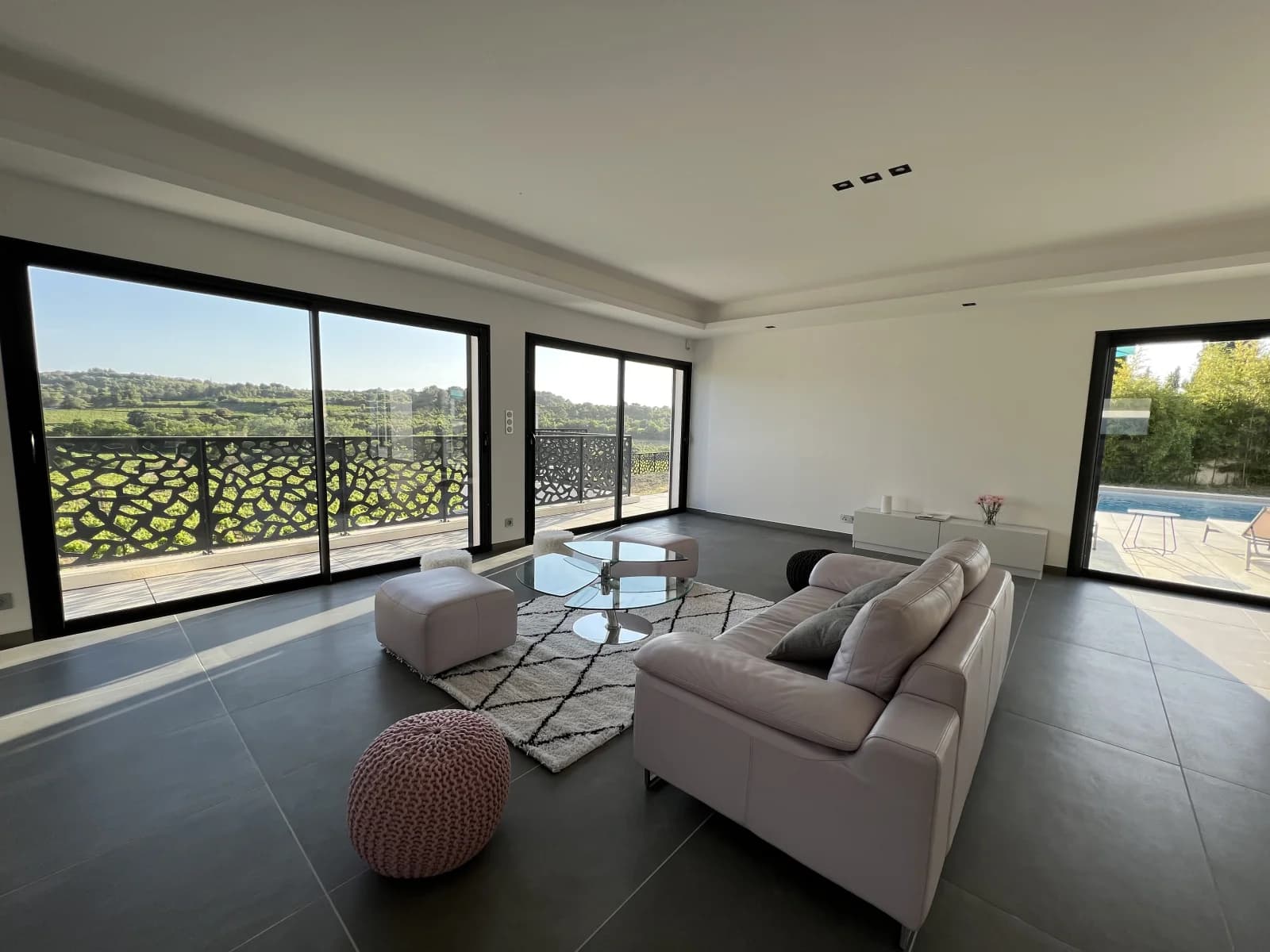 Grande demeure contemporaine avec piscine privée