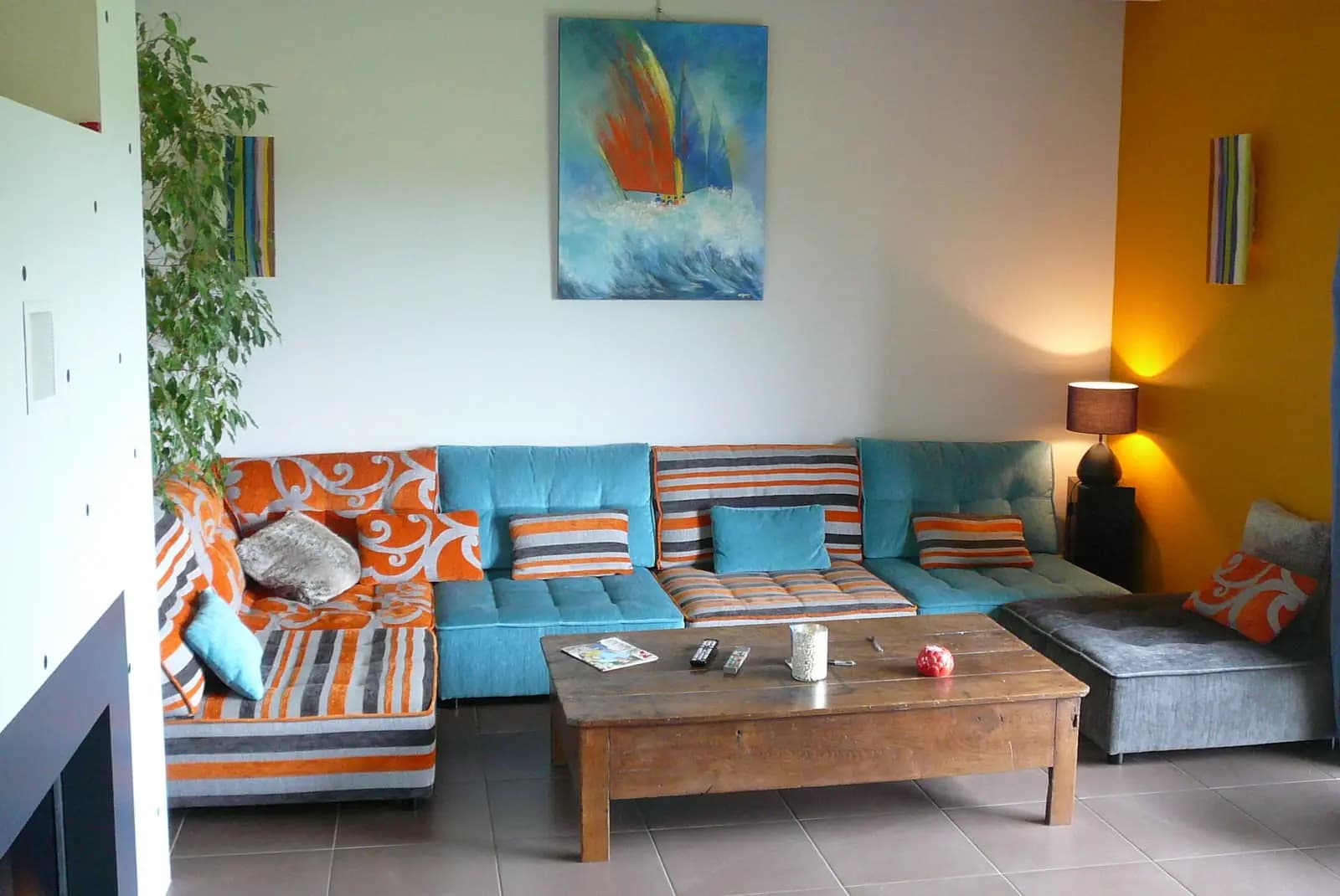 Salon dans Maison de caractère unique avec son jardin verdoyant - 1
