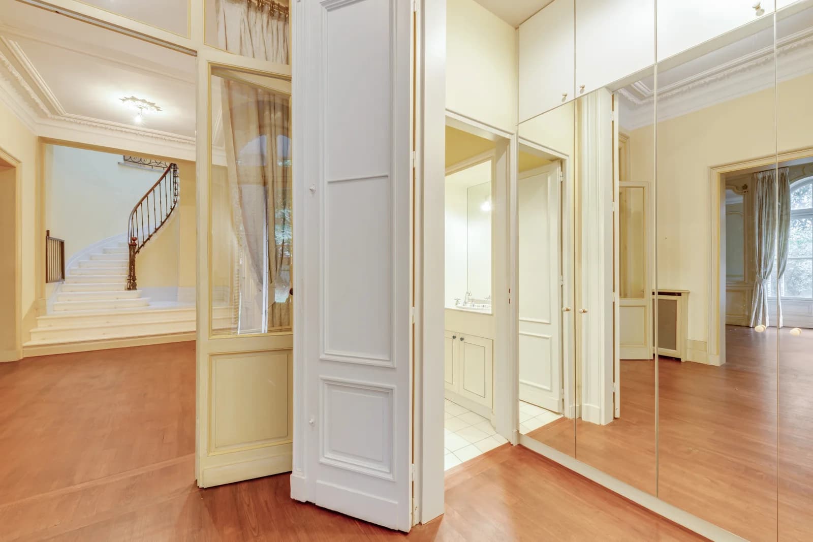 Salon dans Écrin de magie en plein coeur de la ville de Bordeaux - 1